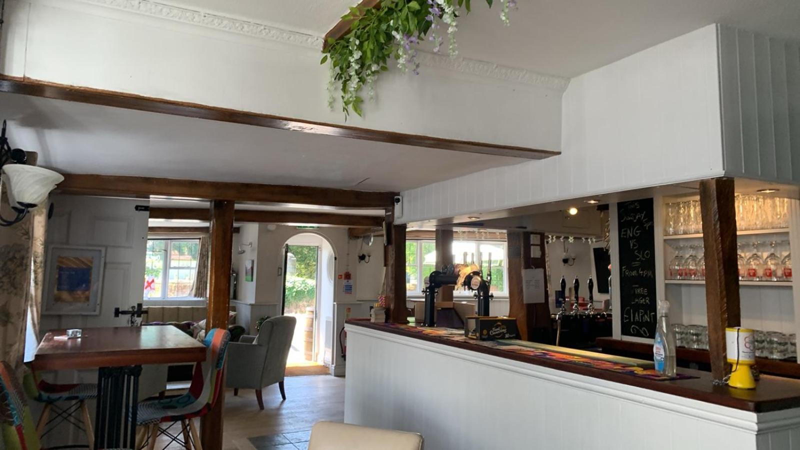 Stay And Relax At The Yew Tree Manuden Exterior foto
